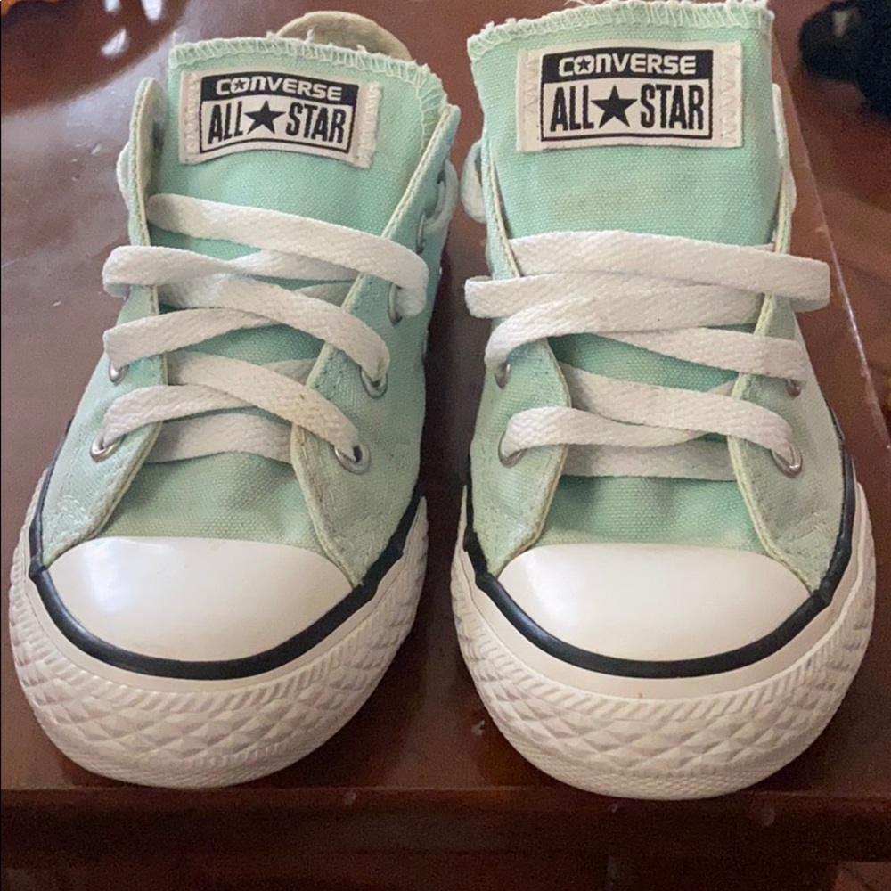 Converse low Chucks Gently used